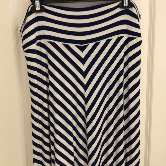 White and blue maxi skirt with matching blue top. - Picture 4 of 7